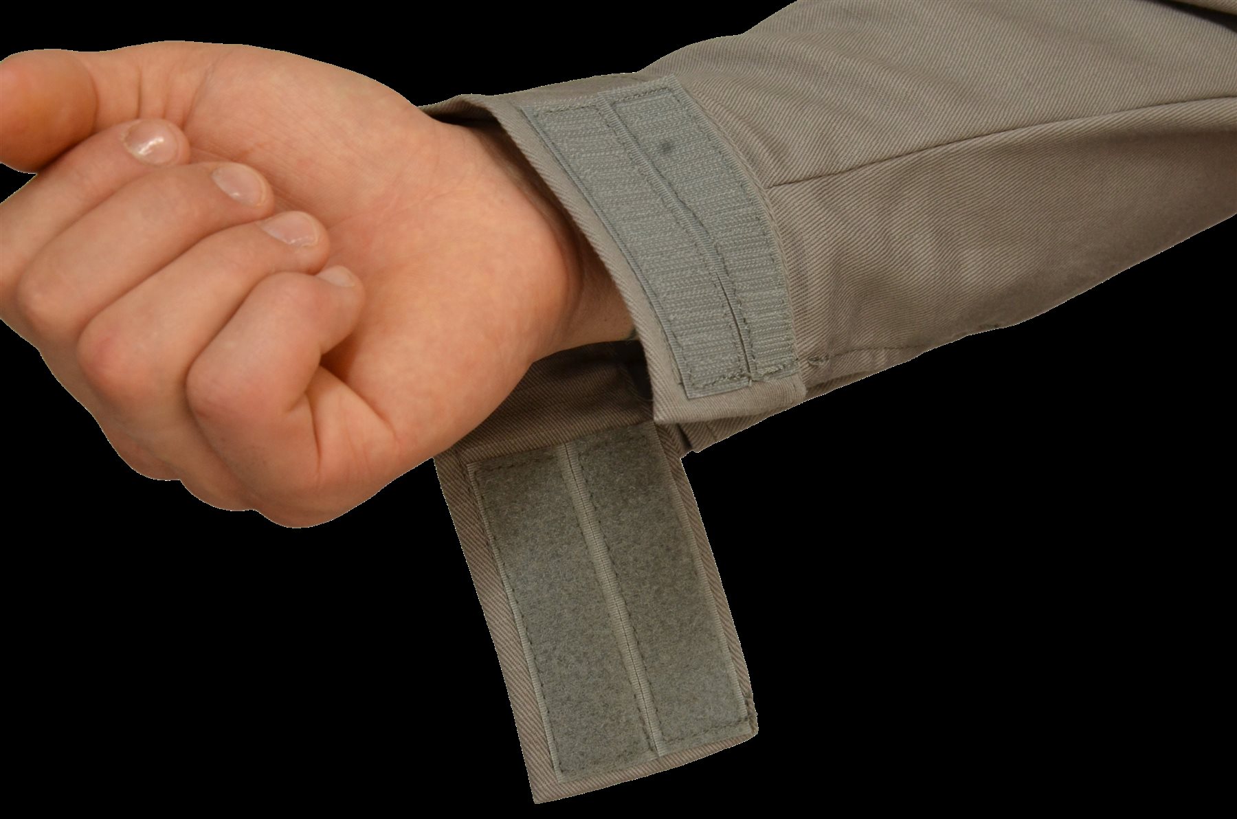 Detalhe do punho com velcro da camisa Retardante a Chamas